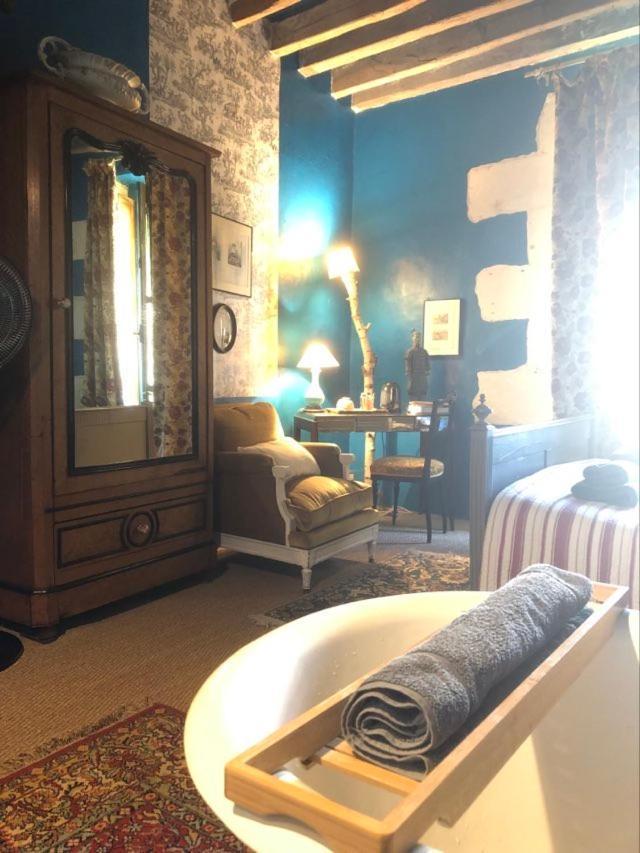 Maison D'Hotes "Les Volets Verts" Et Sa Brocante Ecueille Exteriör bild