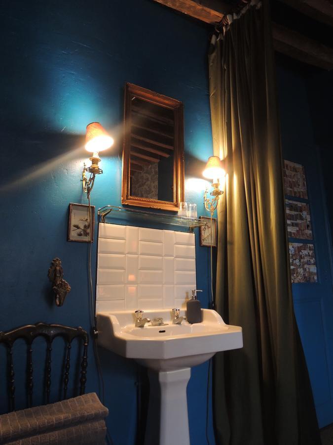 Maison D'Hotes "Les Volets Verts" Et Sa Brocante Ecueille Exteriör bild